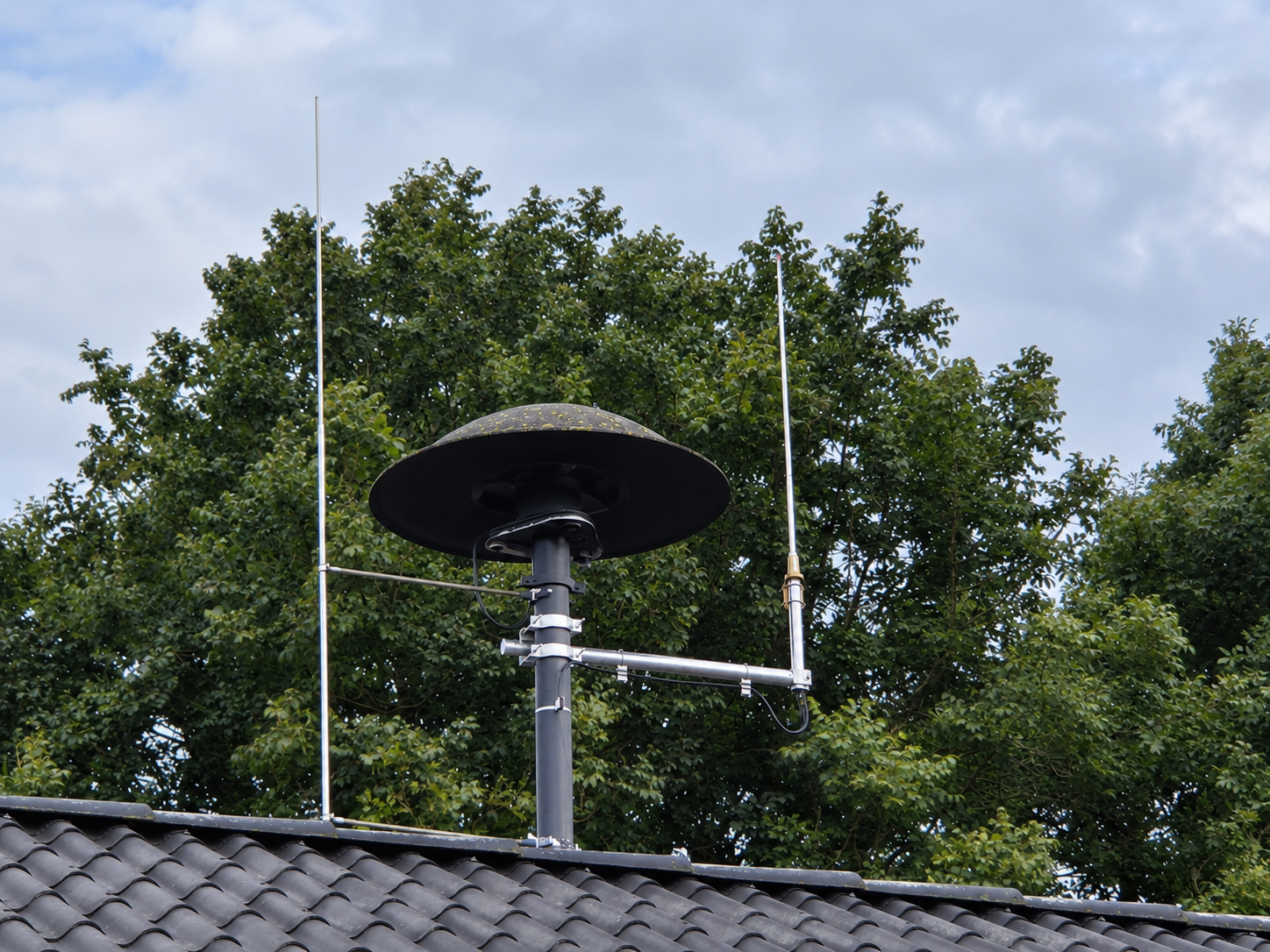 Neue DAU-Antenne am Feuerwehrgerätehaus Schülp: Die Anlage verbessert die digitale Alarmierungsabdeckung im Bereich Schülp und im nördlichen Dithmarschen.